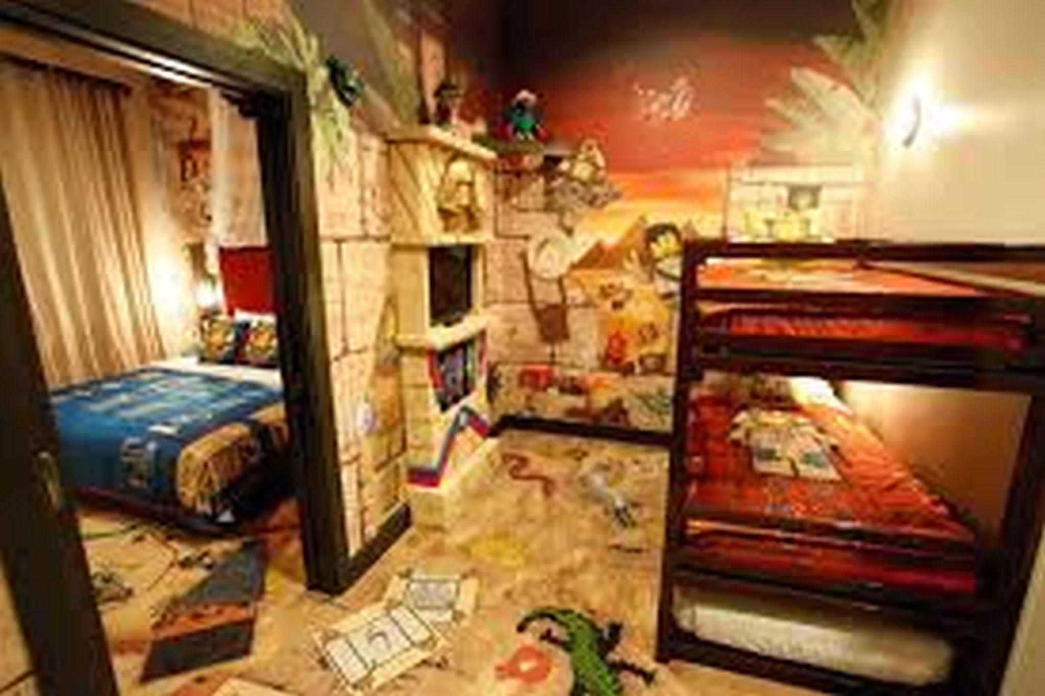 Legoland Malaysia Hotel Нусаджая Екстериор снимка A typical dorm room at the University of Michigan