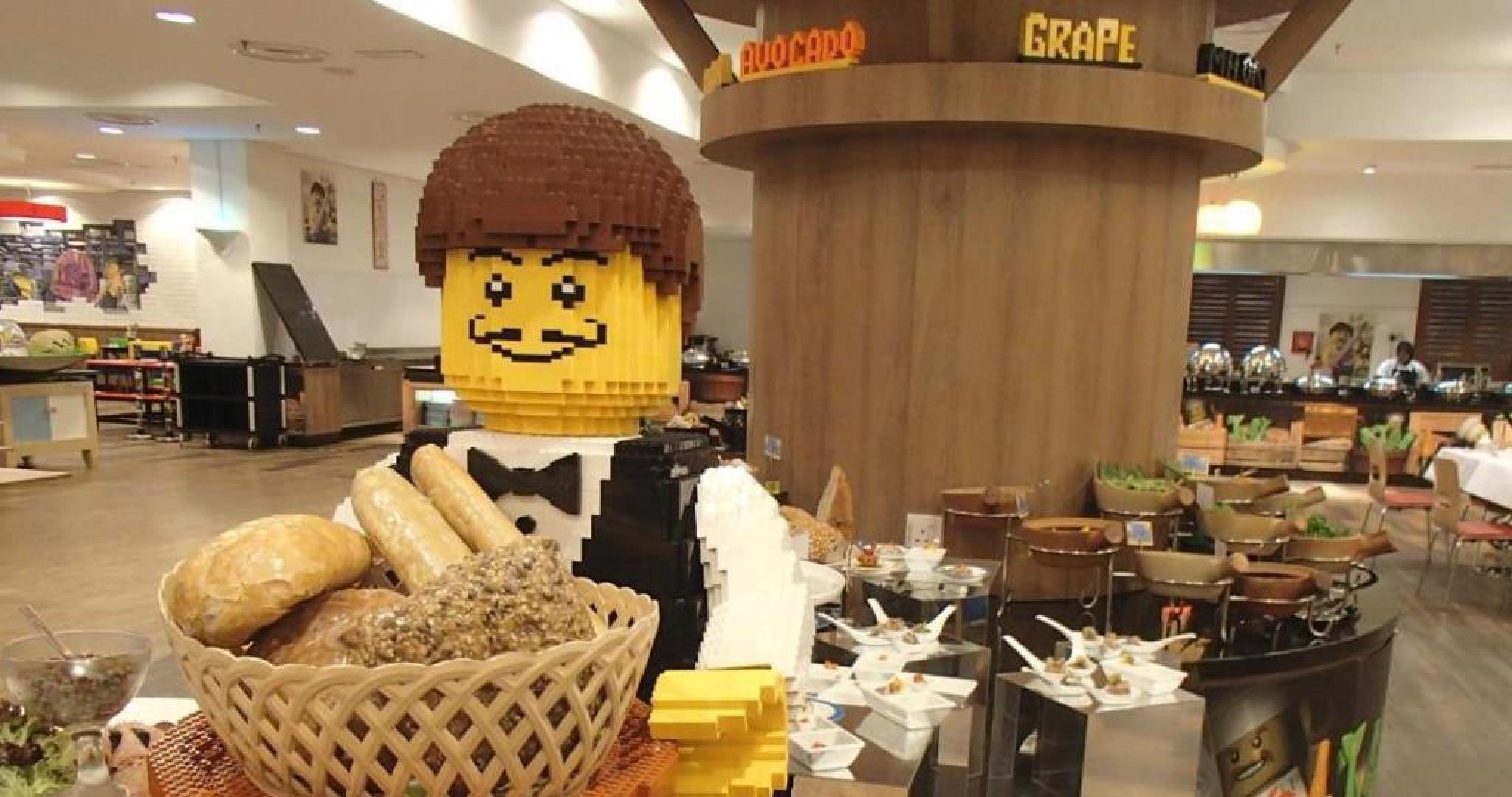 Legoland Malaysia Hotel Нусаджая Екстериор снимка A Lego Chef at the buffet
