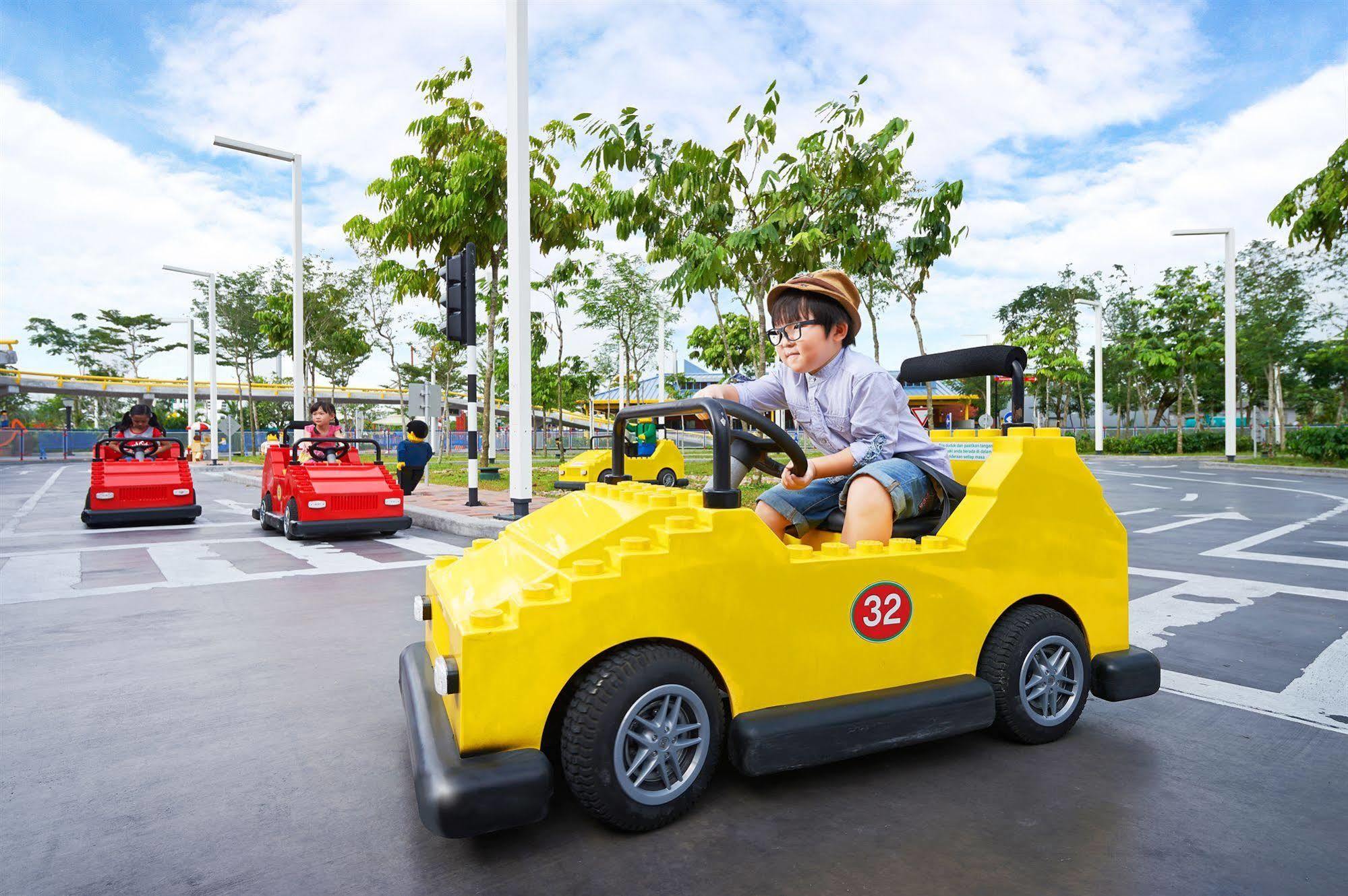 Legoland Malaysia Hotel Нусаджая Екстериор снимка A child driving a car at Legoland Malaysia Resort