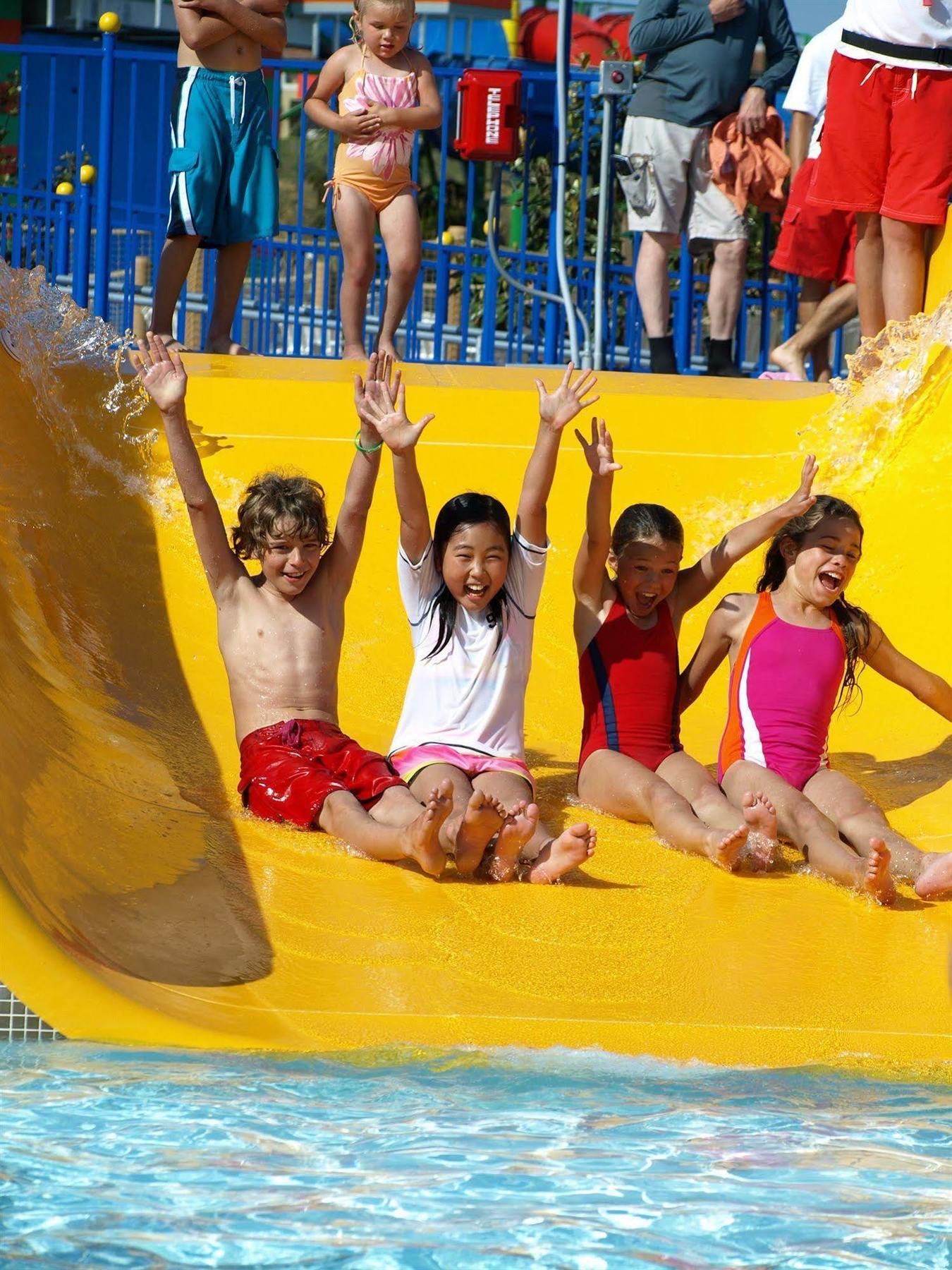 Legoland Malaysia Hotel Нусаджая Екстериор снимка Children on a water slide