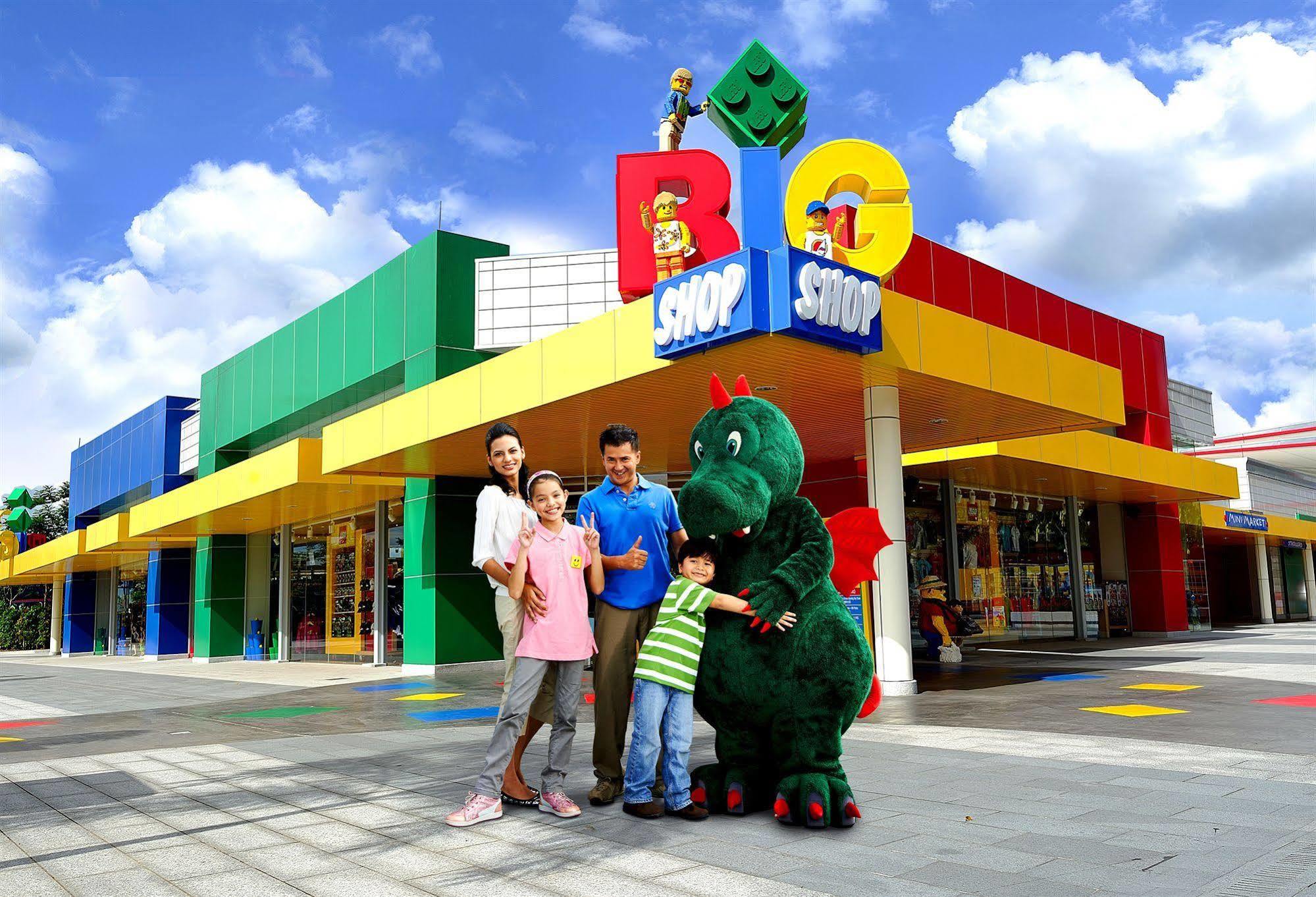 Legoland Malaysia Hotel Нусаджая Екстериор снимка The LEGO Group's first store in the Americas opened in 2008 in San Marcos, Texas.