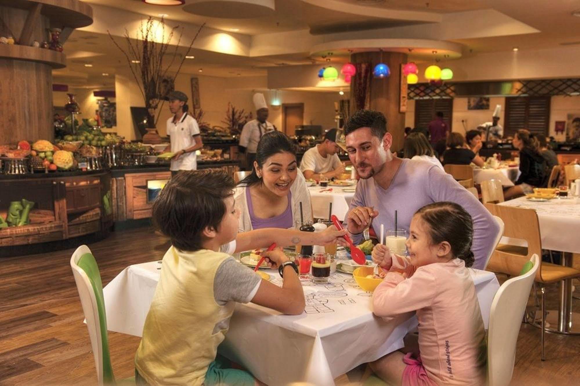 Legoland Malaysia Hotel Нусаджая Екстериор снимка Family dining at the resort