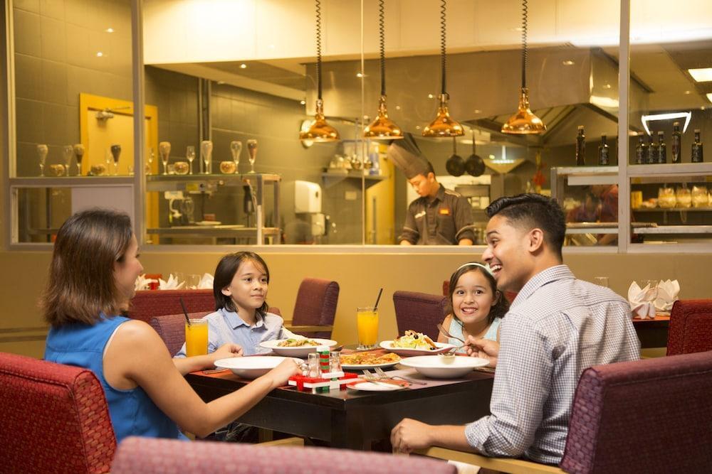Legoland Malaysia Hotel Нусаджая Екстериор снимка Family dining at the hotel