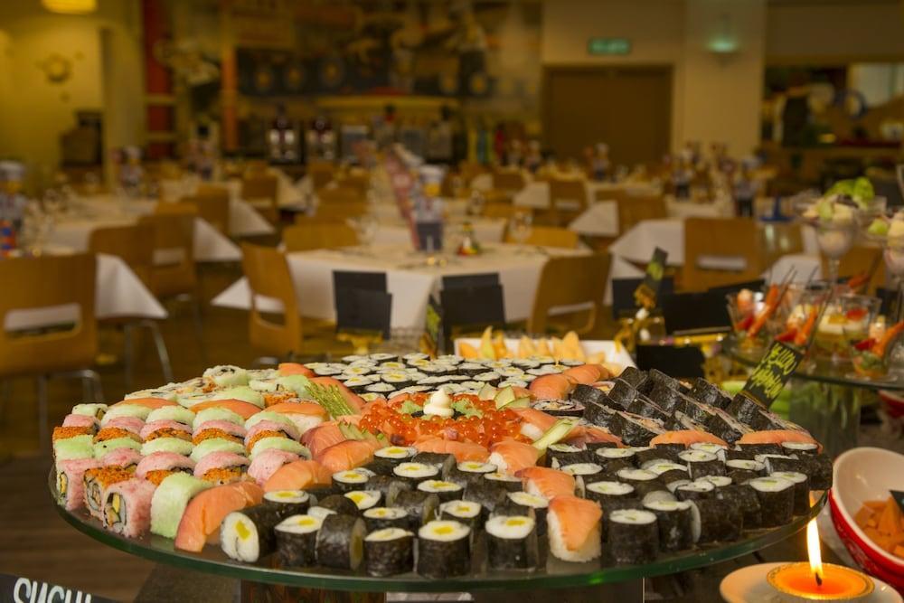 Legoland Malaysia Hotel Нусаджая Екстериор снимка Sushi at a buffet